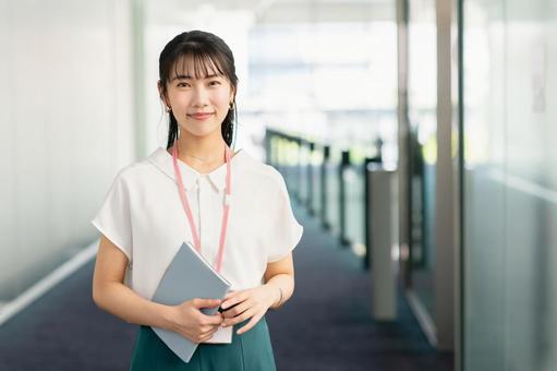 オフィスで働く若いビジネスウーマン オフィスで働く若いビジネスウーマンの写真