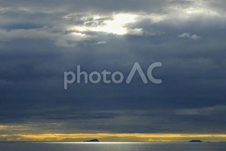 瀬戸の夕暮れ 空,光,日暮れの写真素材