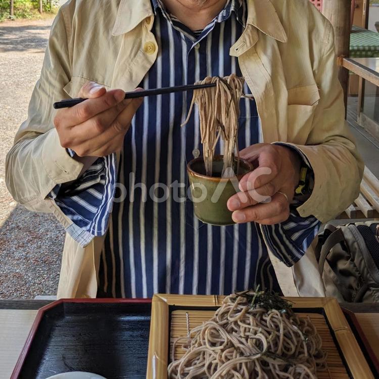 ざる蕎麦をリフトする男性 麺類,麺食,昼食の写真素材