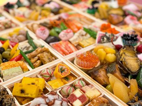 彩り豊かに盛り付けられた豪華なおせち料理 彩り豊かに盛り付けられた豪華なおせち料理 おせち料理,和食,日本料理の写真素材