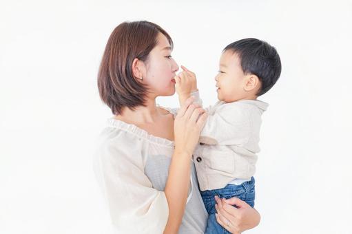 男の子とお母さん 男の子とお母さん コミュニケーション,綺麗,母親の写真素材