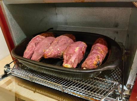 焼きたての焼きいも 焼き芋,やきいも,焼きいもの写真素材