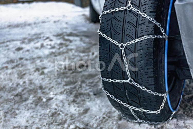 チェーンのついたタイヤの正面 タイヤチェーン,冬,雪道の写真素材