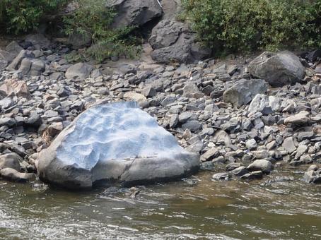 河原で抉れた岩 河原で抉れた岩の写真