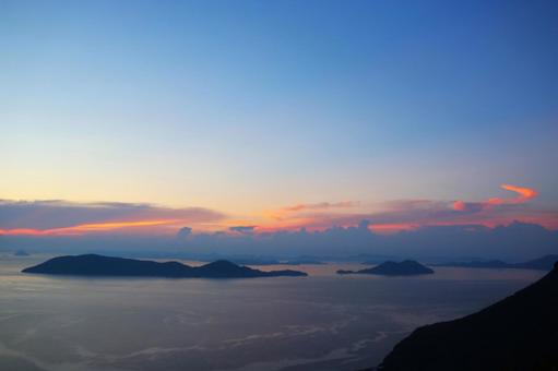 8月下旬の屋島山上からの瀬戸内海の夕焼け 8月下旬の屋島山上からの瀬戸内海の夕焼けの写真