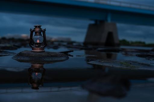 水面に映るアンティークランタン ランタン,カンテラ,灯りの写真素材