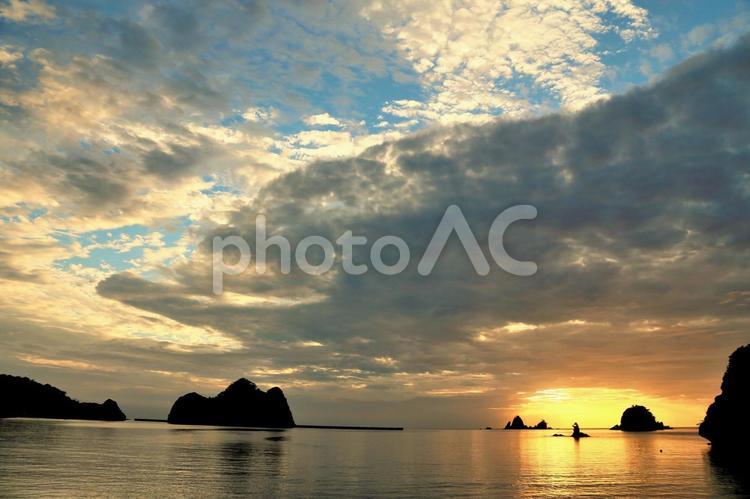 夕陽日本一の西伊豆町 大田子海岸の夕陽,メガネ岩,奇岩の写真素材