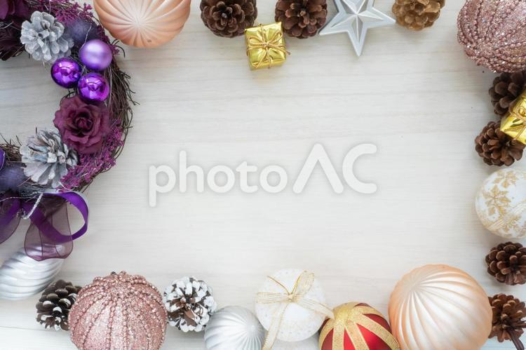 クリスマスリースとオーナメント クリスマス,オーナメント,グリーティングカードの写真素材