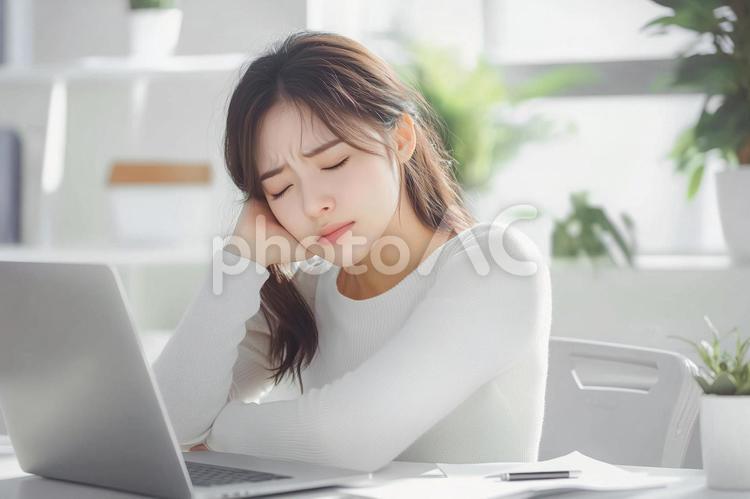 オフィスで疲れた表情の若い女性 女性,若い,疲労の写真素材