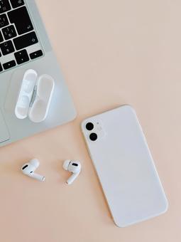 ブルートゥース スマホとイヤフォン ブルートゥース スマホとイヤフォン ブルートゥース,コピースペース,接続の写真素材