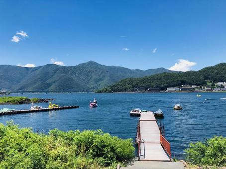 晴れた湖 湖,河口湖,晴れの写真素材