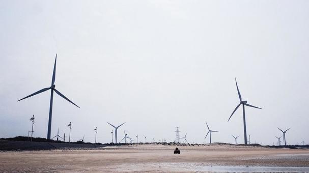 海沿いに立ち並ぶ風力発電の風車群 海沿いに立ち並ぶ風力発電の風車群 風力発電,風車,クリーンエネルギーの写真素材