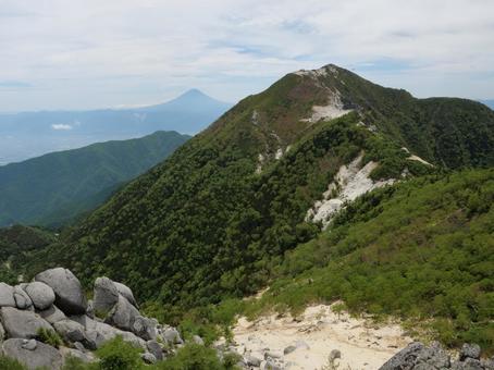 地蔵ヶ岳のオベリスクから望む富士山 地蔵ヶ岳のオベリスクから望む富士山の写真