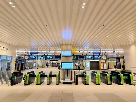 終電間際、午前0時のJR千葉駅中央改札 jr,jr東日本,千葉駅の写真素材