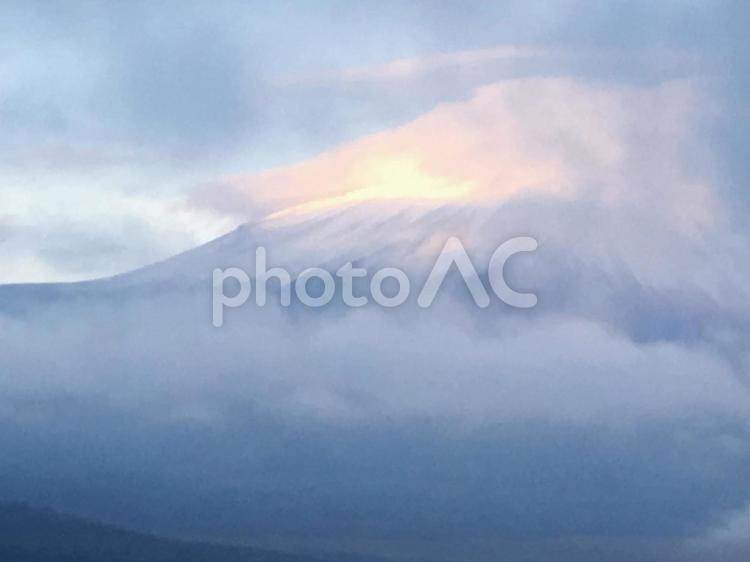 冬の早朝、富士山に朝日の光がさす 空,自然,屋外での写真素材