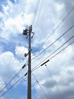 空と電柱（雲が多い） 電柱,空,電線の写真素材