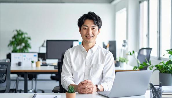 オフィスで働く日本人システムエンジニア オフィスで働く日本人システムエンジニアの写真