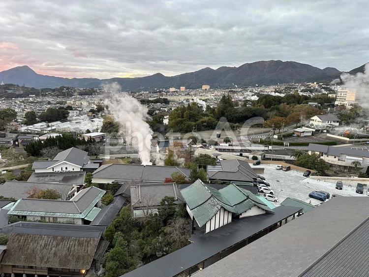 温泉街の朝の風景 温泉,湯気,煙の写真素材