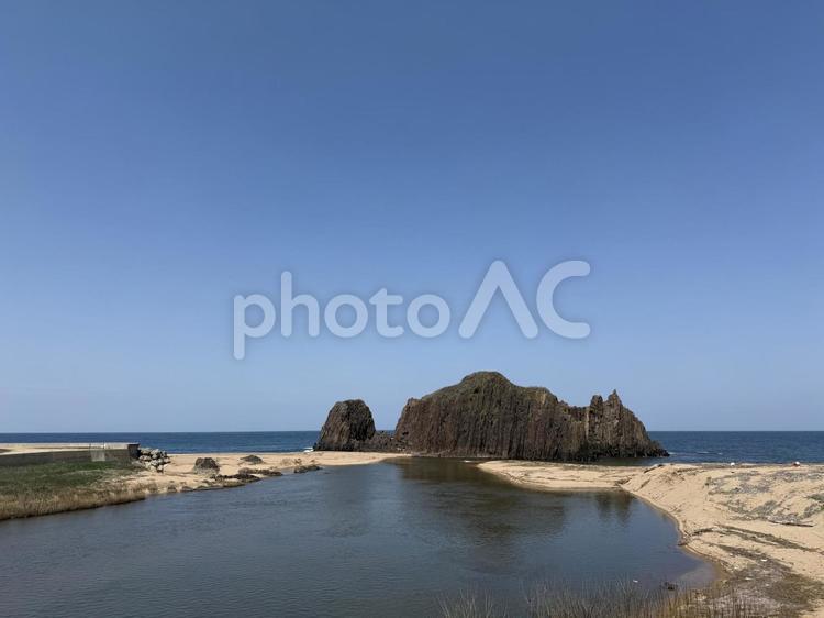 京丹後市丹後町間の立岩 立岩,京丹後市丹後町間,立岩後ケ浜海水浴場の写真素材