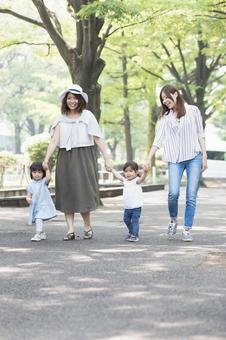 ママ友　母親　育児　 ママ友,公園,歩くの写真素材
