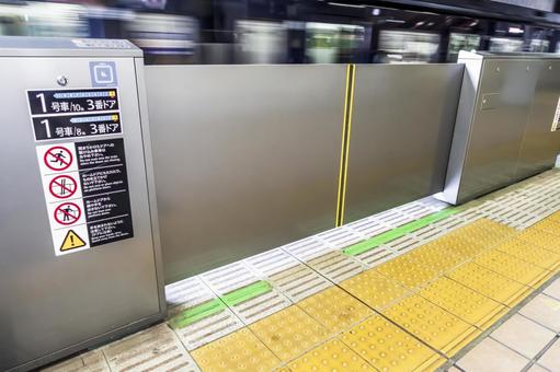 ホームドア ホームドア ホームドア,ホーム,駅の写真素材