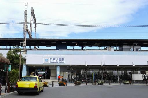 近鉄八戸ノ里駅　駅前と駅舎外観 近鉄八戸ノ里駅,八戸ノ里駅,駅舎の写真素材