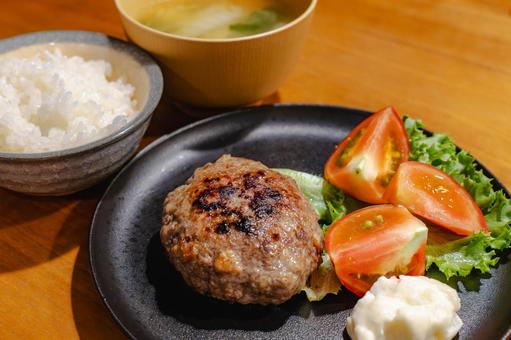 ハンバーグの夕食 ハンバーグの夕食の写真