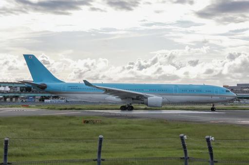 穏やかな夕方の福岡空港の雰囲気 飛行機,航空機,旅客機の写真素材