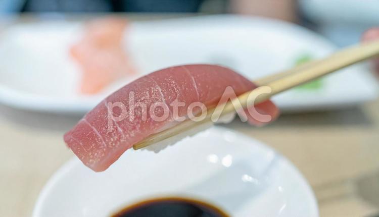 マグロ寿司を箸でつまむ 寿司,握り,握り寿司の写真素材