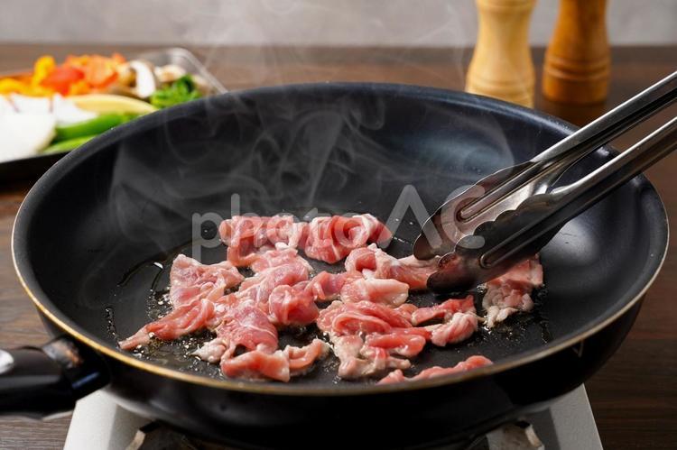 豚肉小間切れ調理 豚小間切れ,豚こま切れ,豚切り落としの写真素材