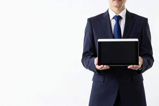 タブレットPCを持つビジネスマン男性 タブレットPCを持つビジネスマン男性の写真