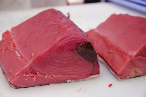 職人が丁寧に捌いた新鮮なマグロ 職人が丁寧に捌いた新鮮なマグロ マグロ,鮪,マグロ解体の写真素材