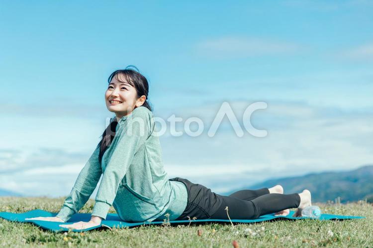 屋外でヨガをする女性（コブラのポーズ） ヨガ,背中,背筋の写真素材