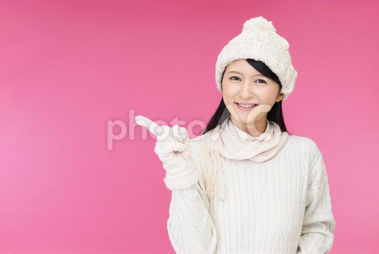 指示する笑顔の女性 女性,女,笑顔の写真素材