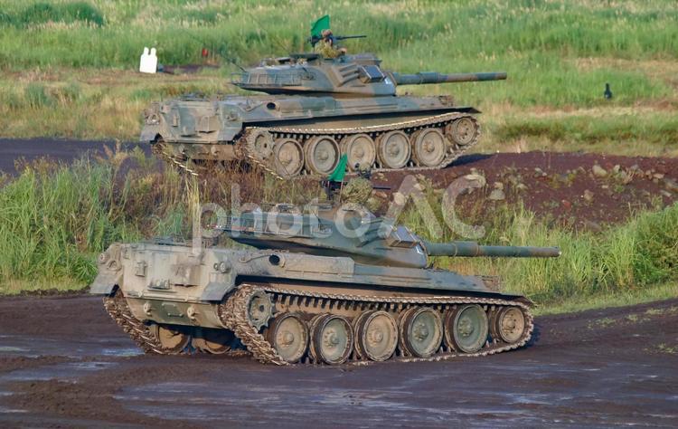 訓練展示を行う陸上自衛隊の74式戦車 自衛隊,陸上自衛隊,ミリタリーの写真素材