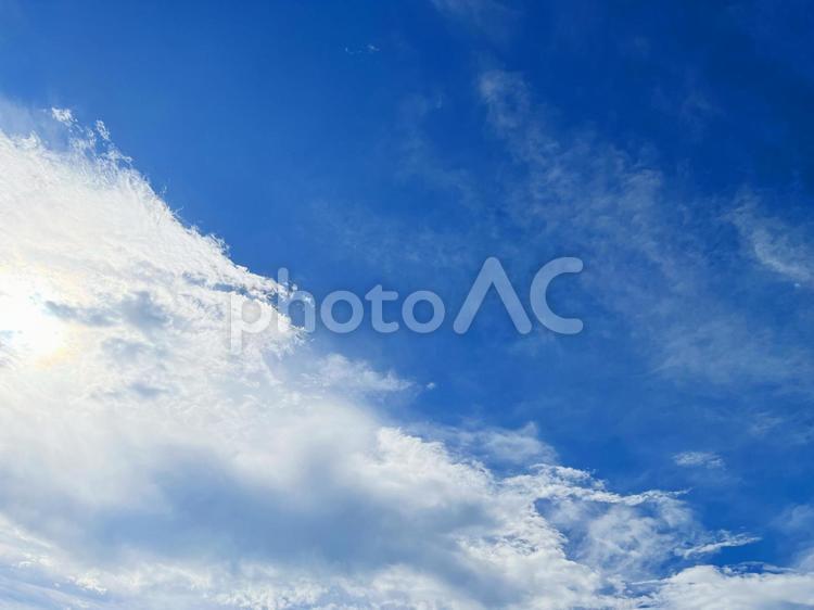 夏の空と雲の背景素材 夏空,背景,素材の写真素材