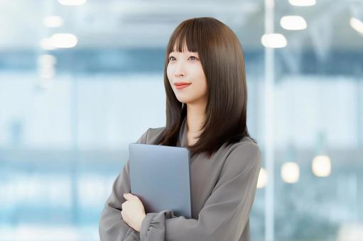 パソコンを持つ女性・ビジネスウーマン 女性,パソコン,笑顔の写真素材