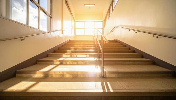 明るい日差しの差し込む学校の階段と踊り場 明るい日差しの差し込む学校の階段と踊り場の写真