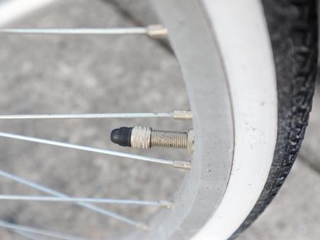 自転車のタイヤと空気を入れるバルブ 自転車のタイヤと空気を入れるバルブ バルブ,虫ゴム,キャップの写真素材
