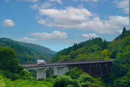 夏の終わりの山景(車あり) 夏の終わりの山景(車あり) 風景,山,橋の写真素材