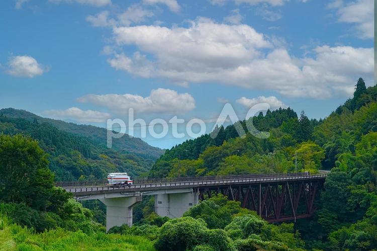 夏の終わりの山景（車あり） 風景,山,橋の写真素材