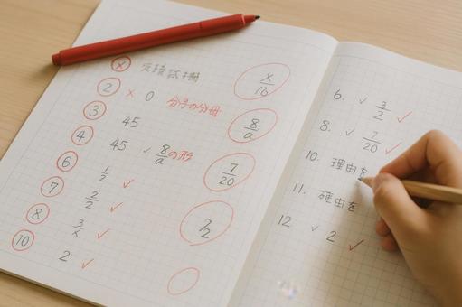 模擬試験の答案に赤ペンが入ったノート 模擬試験の答案に赤ペンが入ったノートの写真