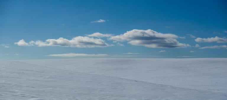 静寂の中、光と影が描く雲と大地の二重奏 雪原,雲,空の写真素材