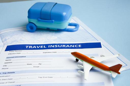 旅行の保険モチーフ　飛行機とトランクの写真