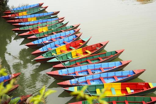 フェワ湖湖畔の風景　ポカラ　3 フェワ湖,ボート,舟の写真素材