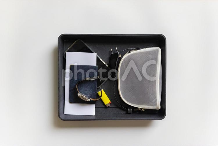 真上から見た黒いトレイとメッシュポーチとライターと携帯など 貴重品,ゼロエミッション,トレイの写真素材