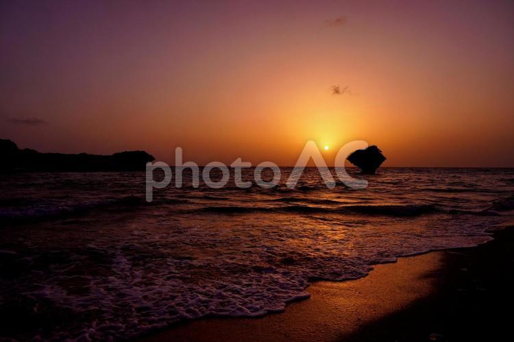 穏やかな夕刻の波 沖縄,海,夕陽の写真素材