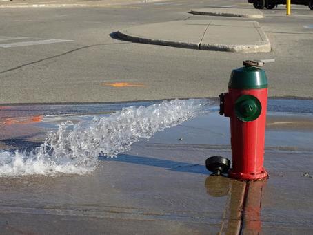 水を吐く消火栓 水を吐く消火栓 消火栓,消防,水の写真素材