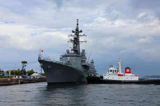 ９月下旬の高松港に寄港する護衛艦いなづま 護衛艦いなづま,海上自衛隊,寄港の写真素材