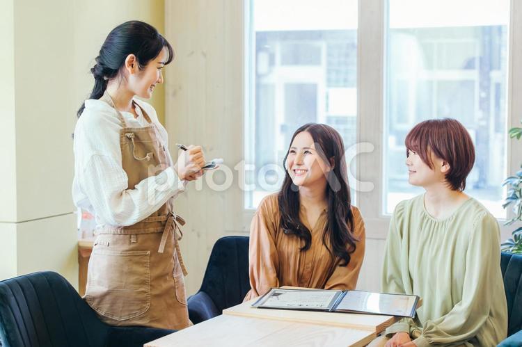 メニューを選ぶ客とカフェスタッフ カフェ,メニュー,注文の写真素材